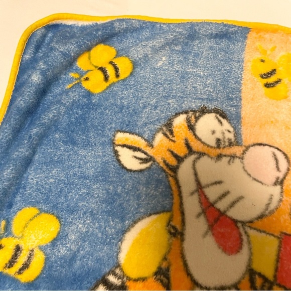 Winnie the Pooh and Tigger Blanket 58” x 43” - Picture 15 of 16